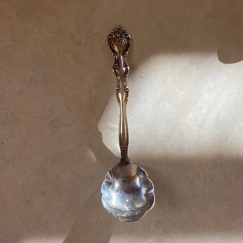 🌼🌿Beautiful international silver plate sugar spoon approximately 5” long🌼🌿